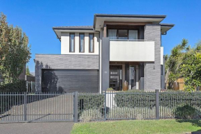 Luxury Brand New Home, Shellharbour
